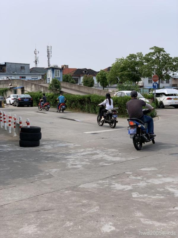 电瓶车骑得再熟练点也去学摩托了