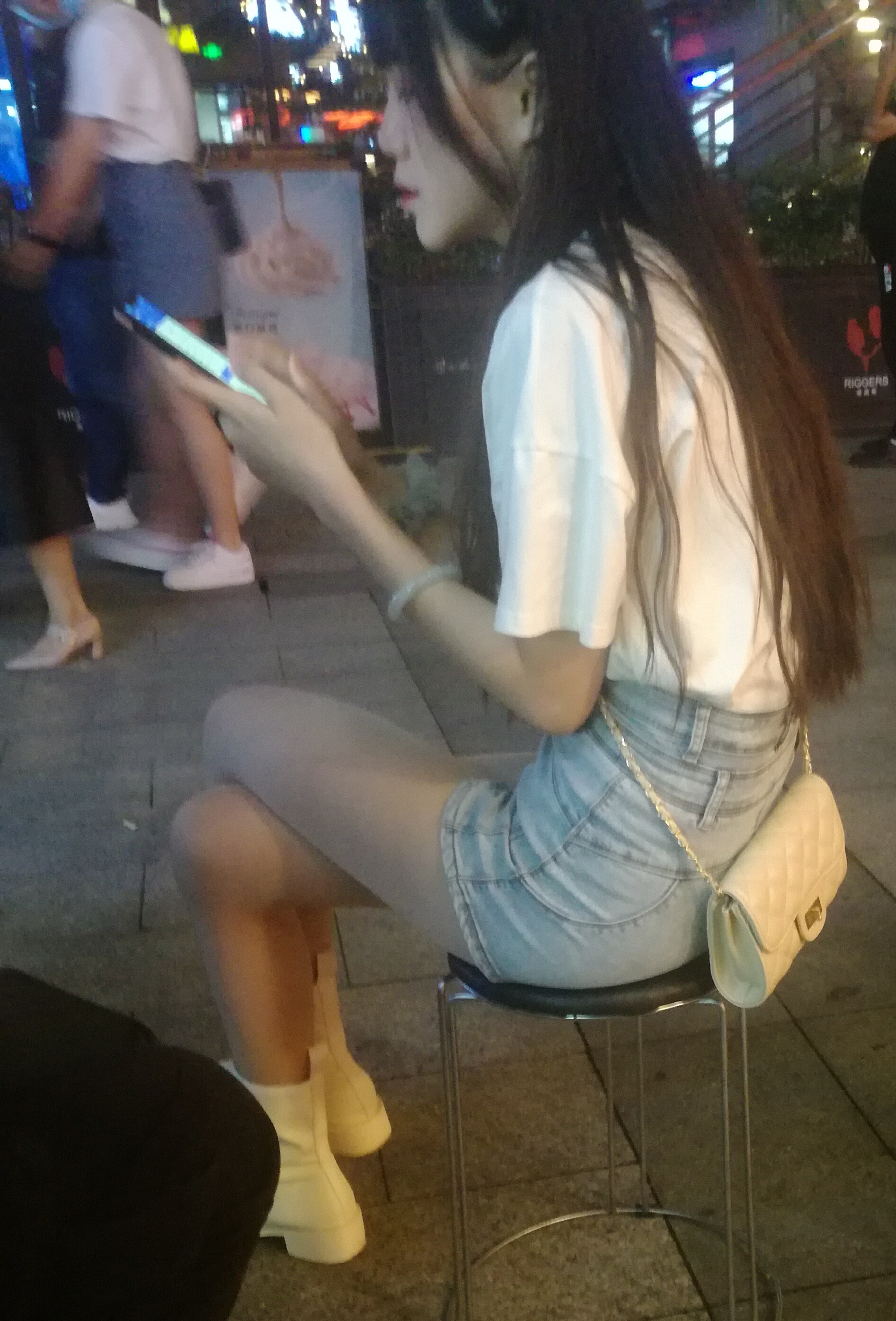 我昨晚在一家酒吧喝酒,看到有位小姑娘在和男友闹分手