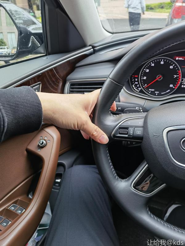 你们单手开车时,惯哪个手放在方向盘哪个位置?