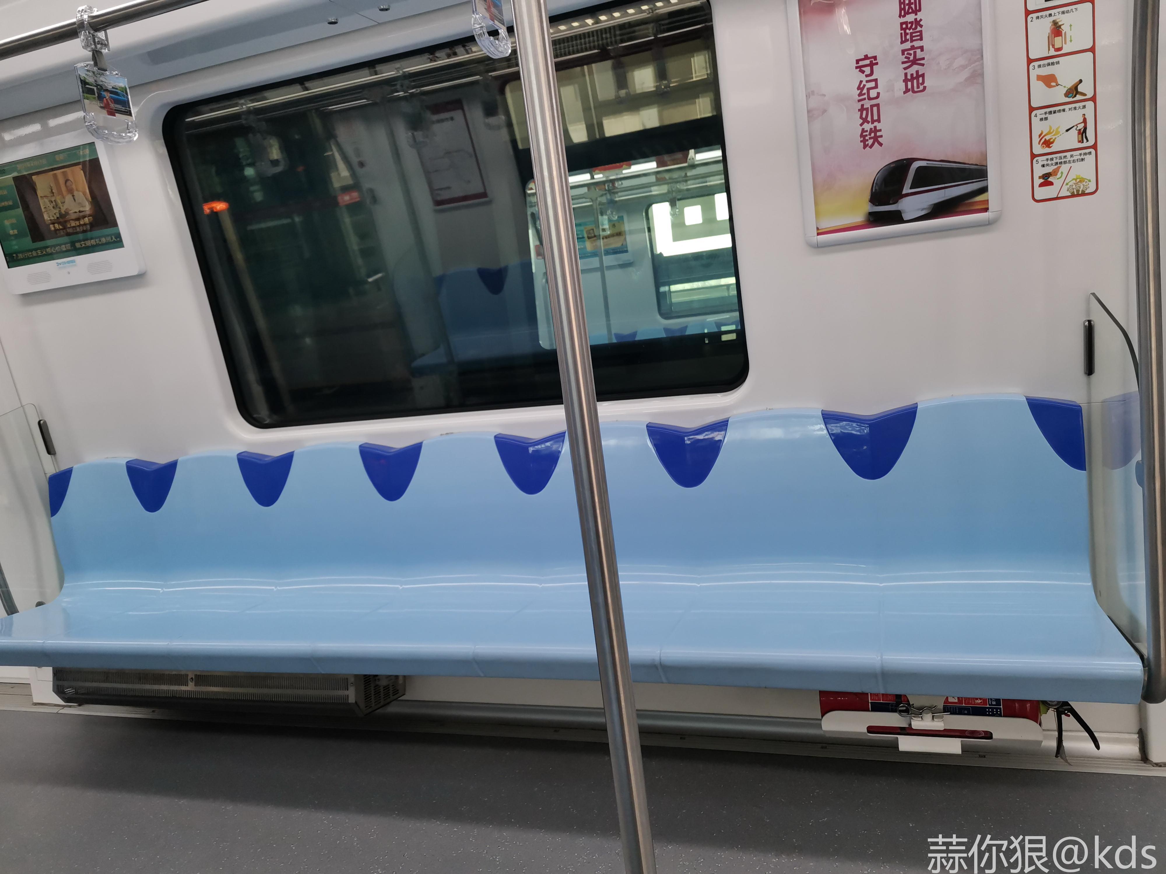 看看徐州地铁,座位标的很好,避免上海这种每次为争坐5个人还是6个人