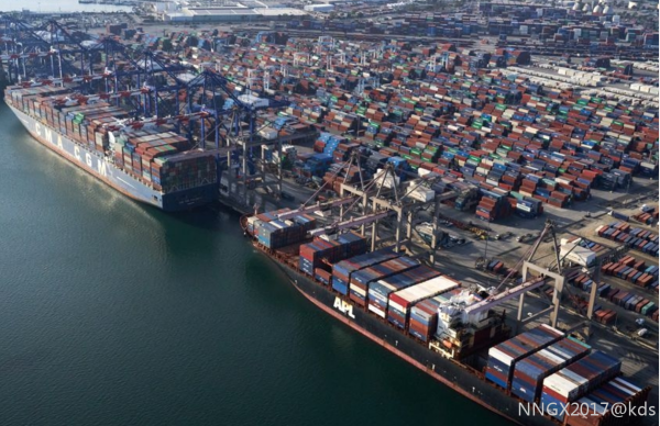 圣诞节将至美国最大的两个集装箱港口还是堵