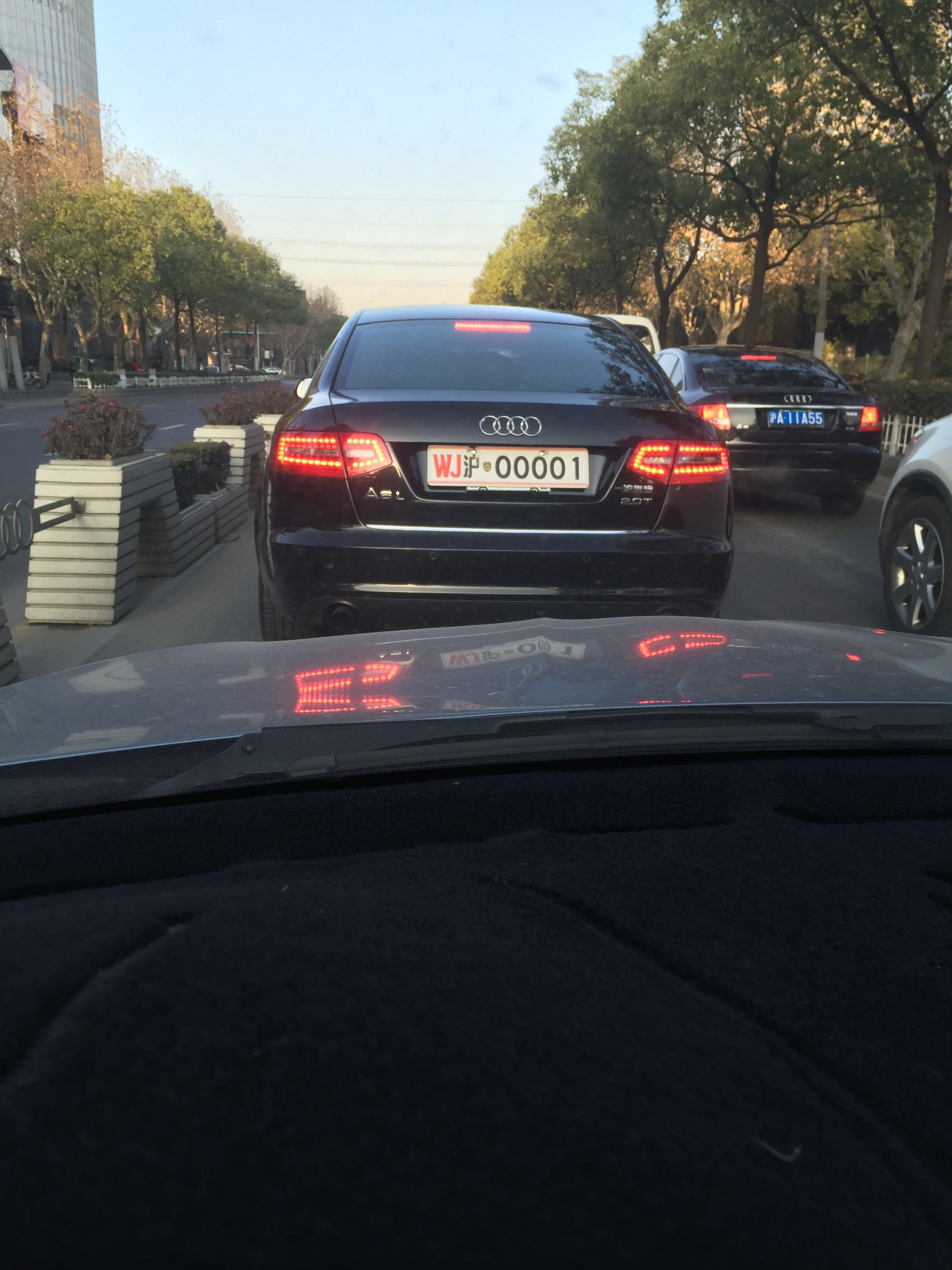 今天在虹桥机场看到沪a00001了