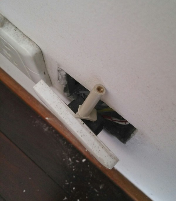 墙上插座坏了 怎么修呢