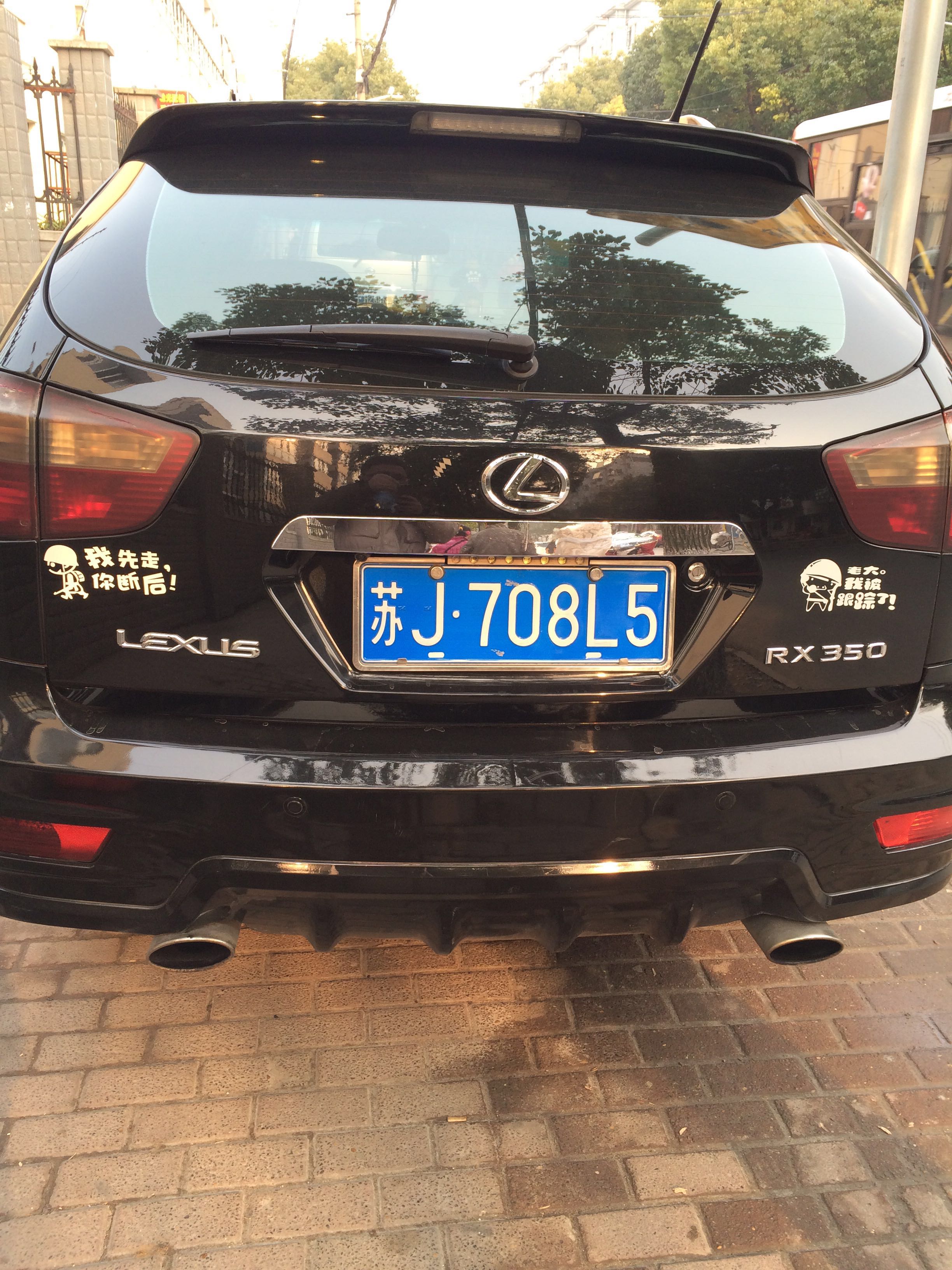 商丘男子将比亚迪车标换成雷克萨斯 称看着高大上