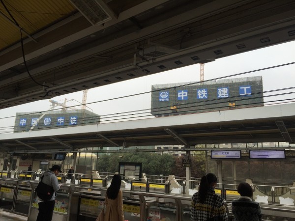 石龙路地铁站旁边在造什么东西?