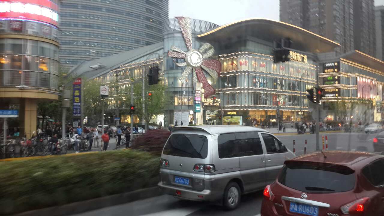 1958年前天山路原貌(图为娄山关路以西北侧)