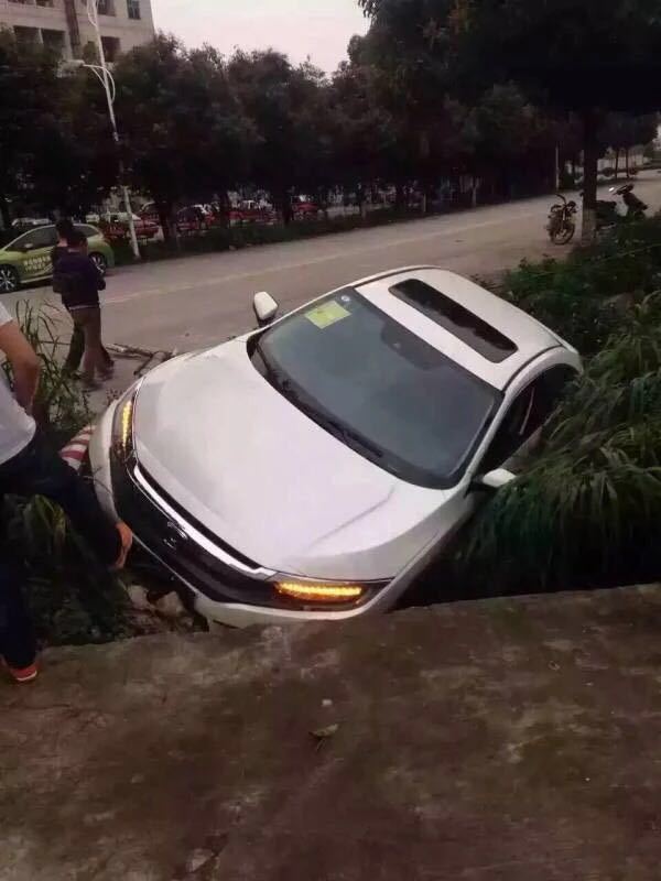 思域10加速太强 进沟里了