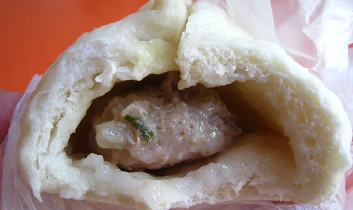 今天终于吃到了草庐酒家的鲜肉馒头了.