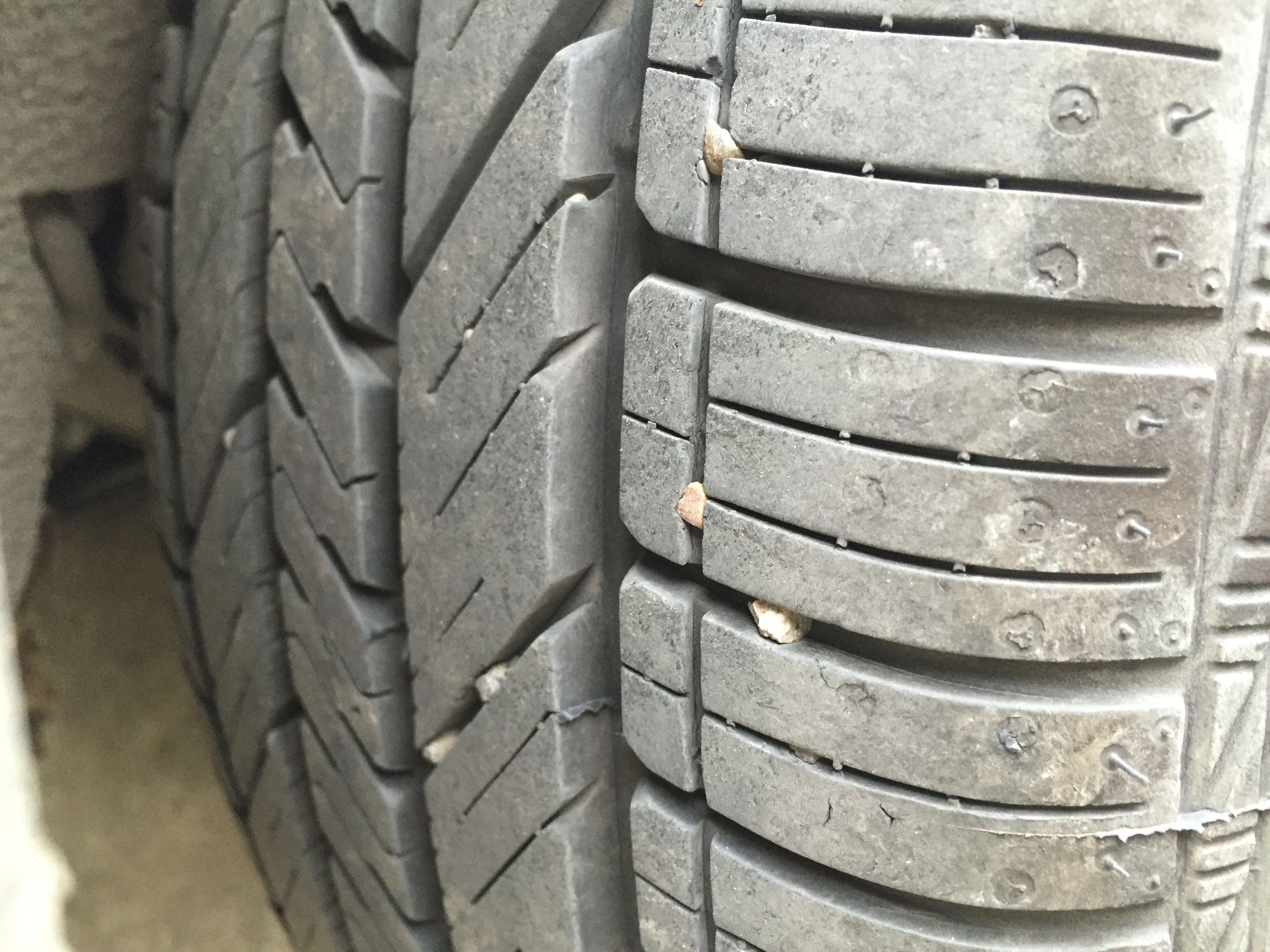 轮胎缝里的小石子要不要清理的?