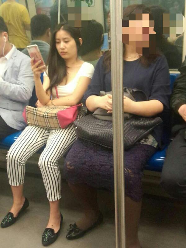 地铁出站激似温碧霞的低胸少妇