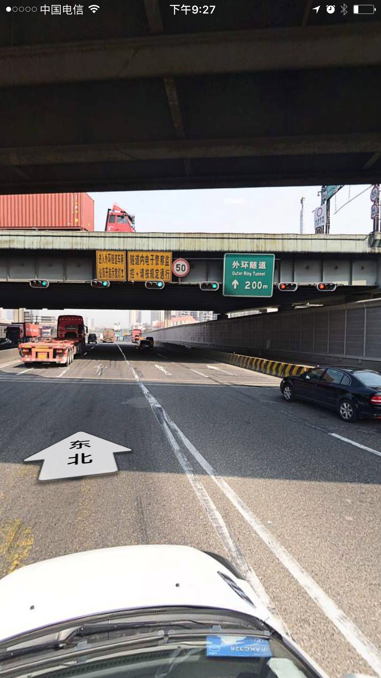 看其他车都是红灯过去的,而且半天也没看到红灯变绿灯.