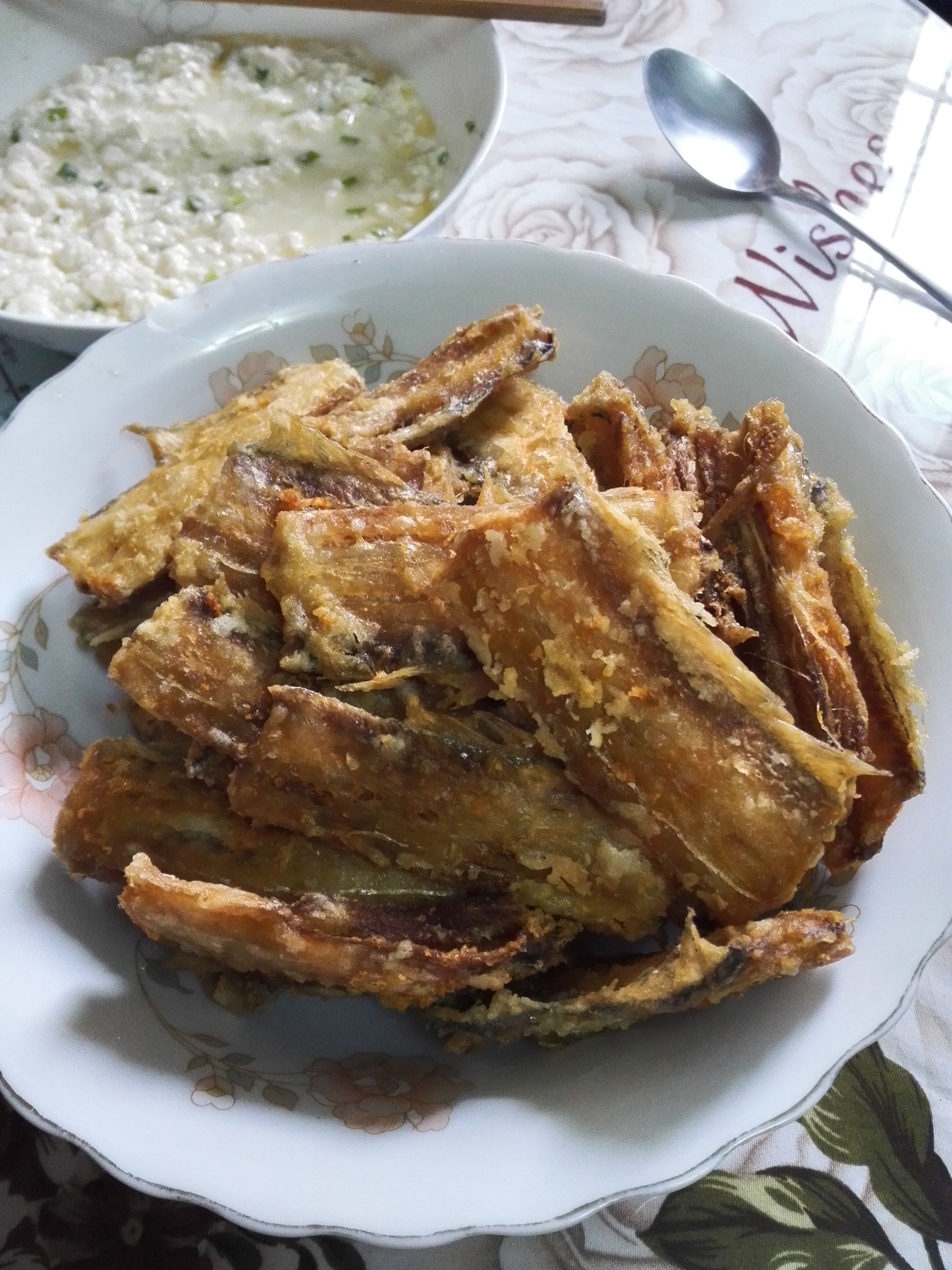 巧了,我家今天也吃油煎带鱼,这盘十多元,很合算