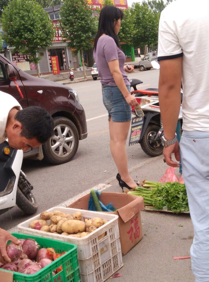 弯腰美女买菜图片