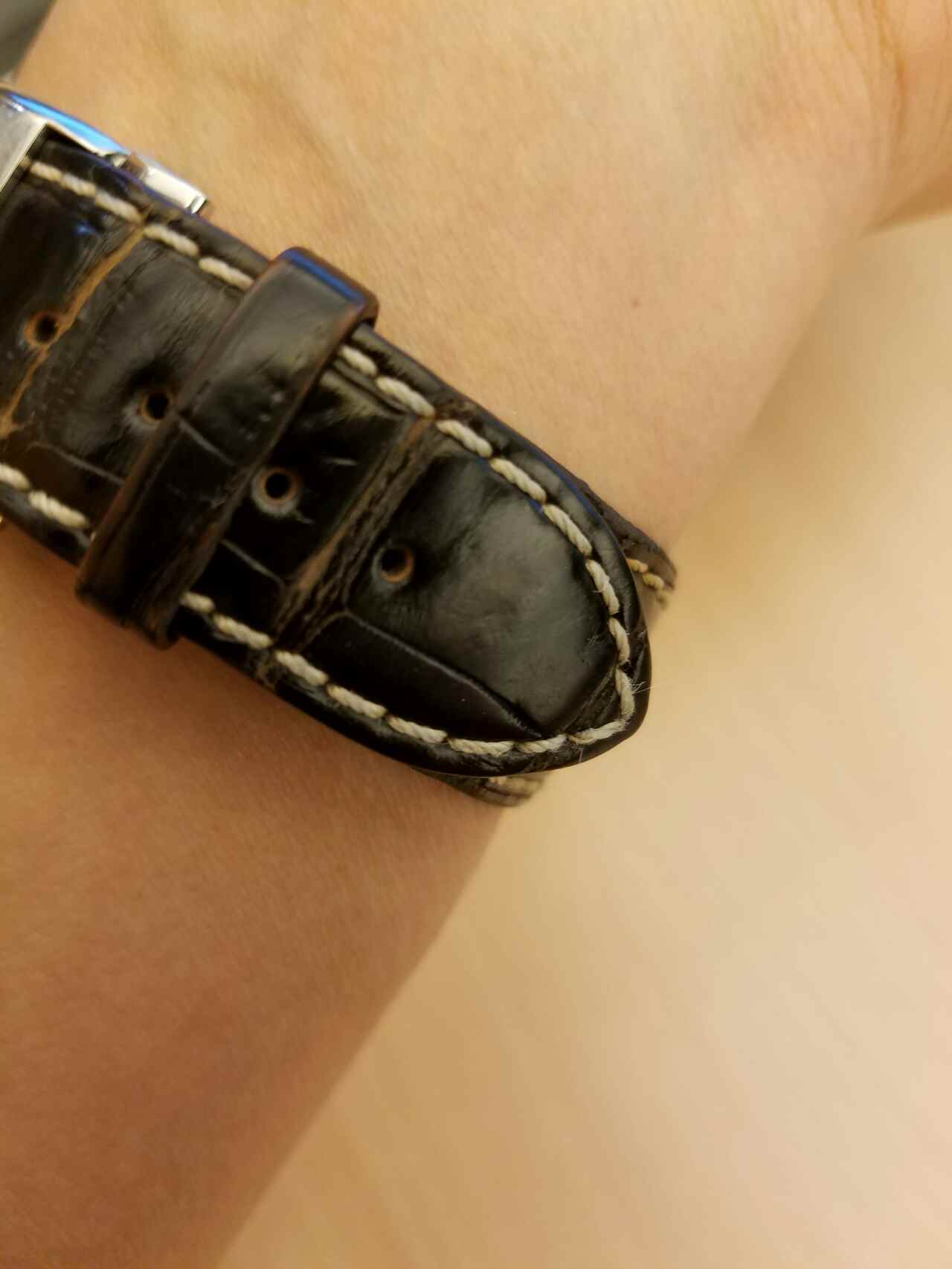 如图,表带上的一个皮扣子掉了一个,浪琴的.过保了.哪里去靠谱?