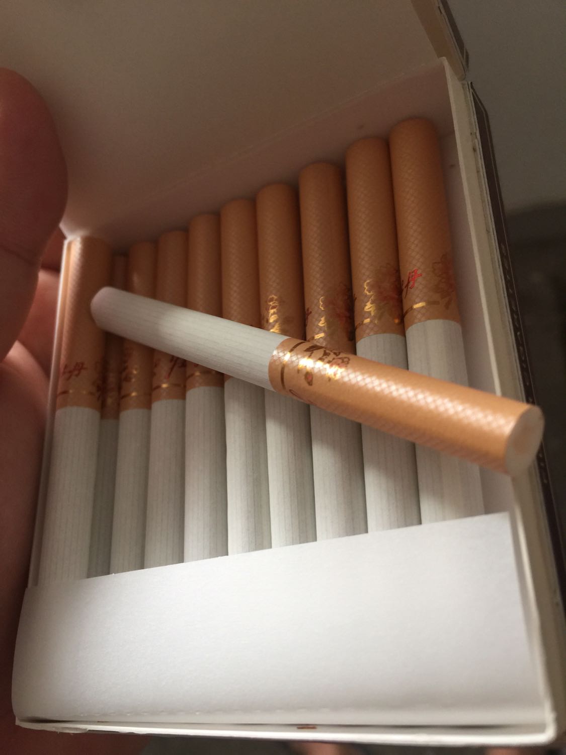 朋友扔给我一包烟,没看到过