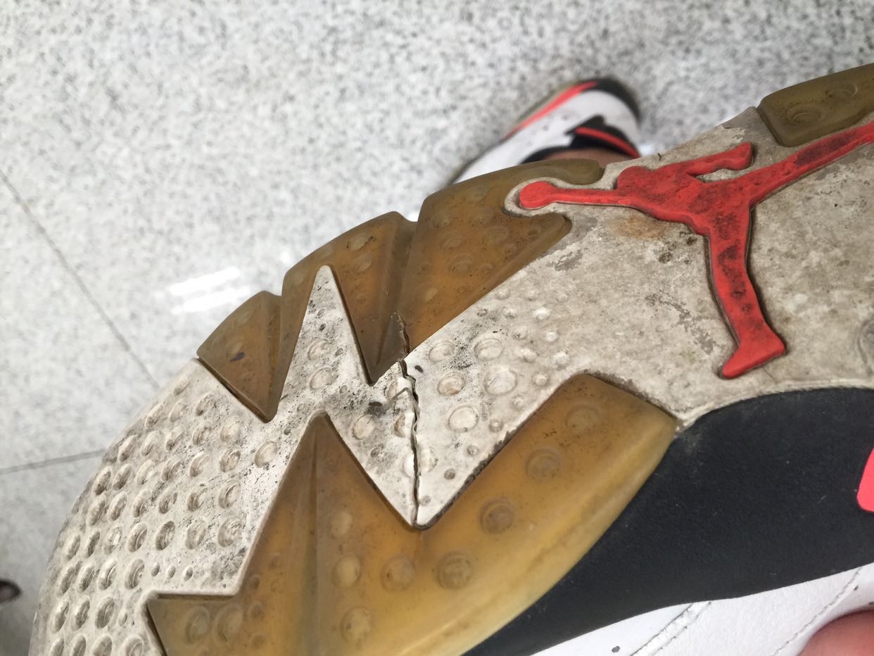 万能的山,鞋底裂了,有什么推荐的胶水么?