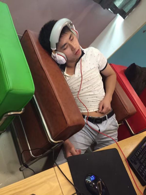 网吧里看到个奇葩……是有多想睡觉?多久没夯过了?