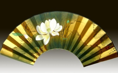 天气热了,扇扇扇子.