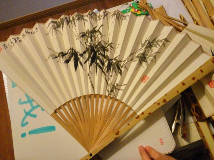 主题:天气热了,扇扇扇子.