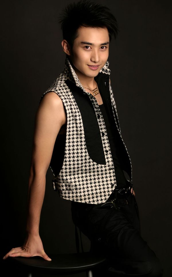 这个主持人可以算是"星尚"里箱的一哥了伐!