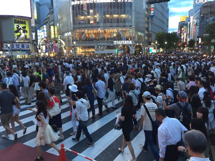 东京商业区人山人海,为啥说日本经济差?