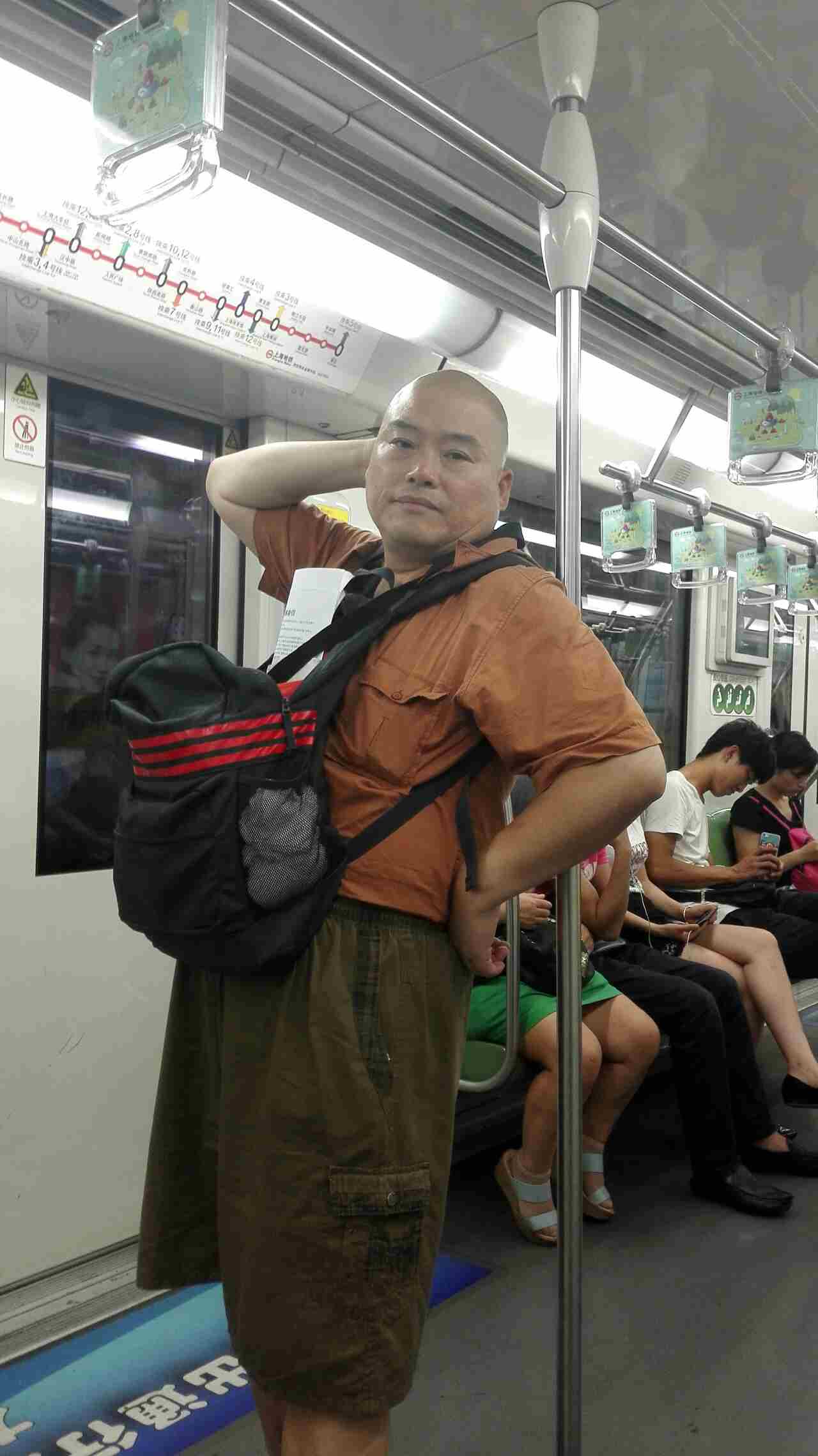 就现在一号线宝钢胖老师出现了