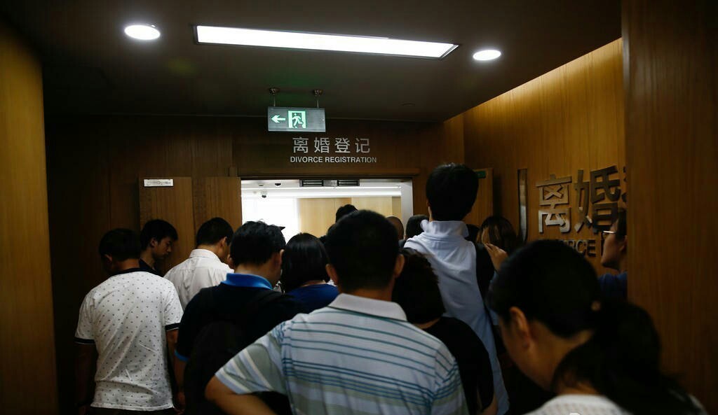 排队离婚,壮观啊,一大盛景,活的越来越搞不明白了-==kds官方android
