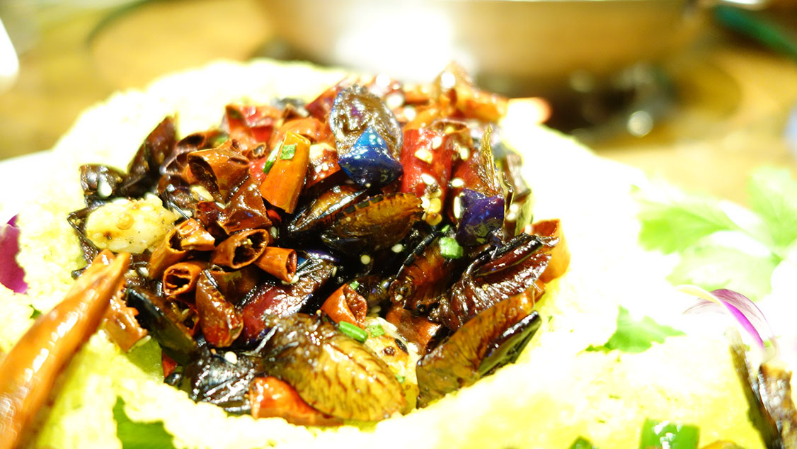 贵州的油炸打屁虫,据说都是活的,慢慢蒸,让它们把肚子里的气都放掉