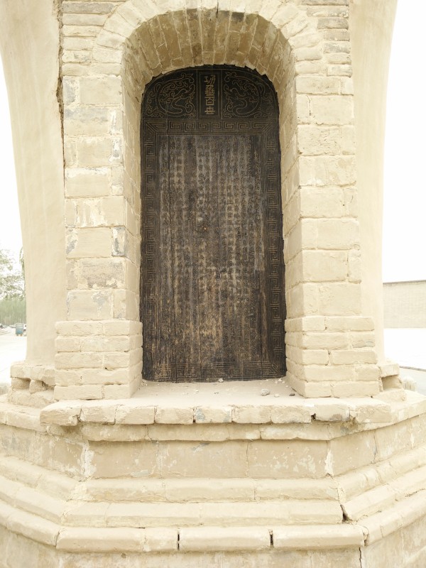 王圆箓的那座道士塔.极为有名,也背负千古骂名.