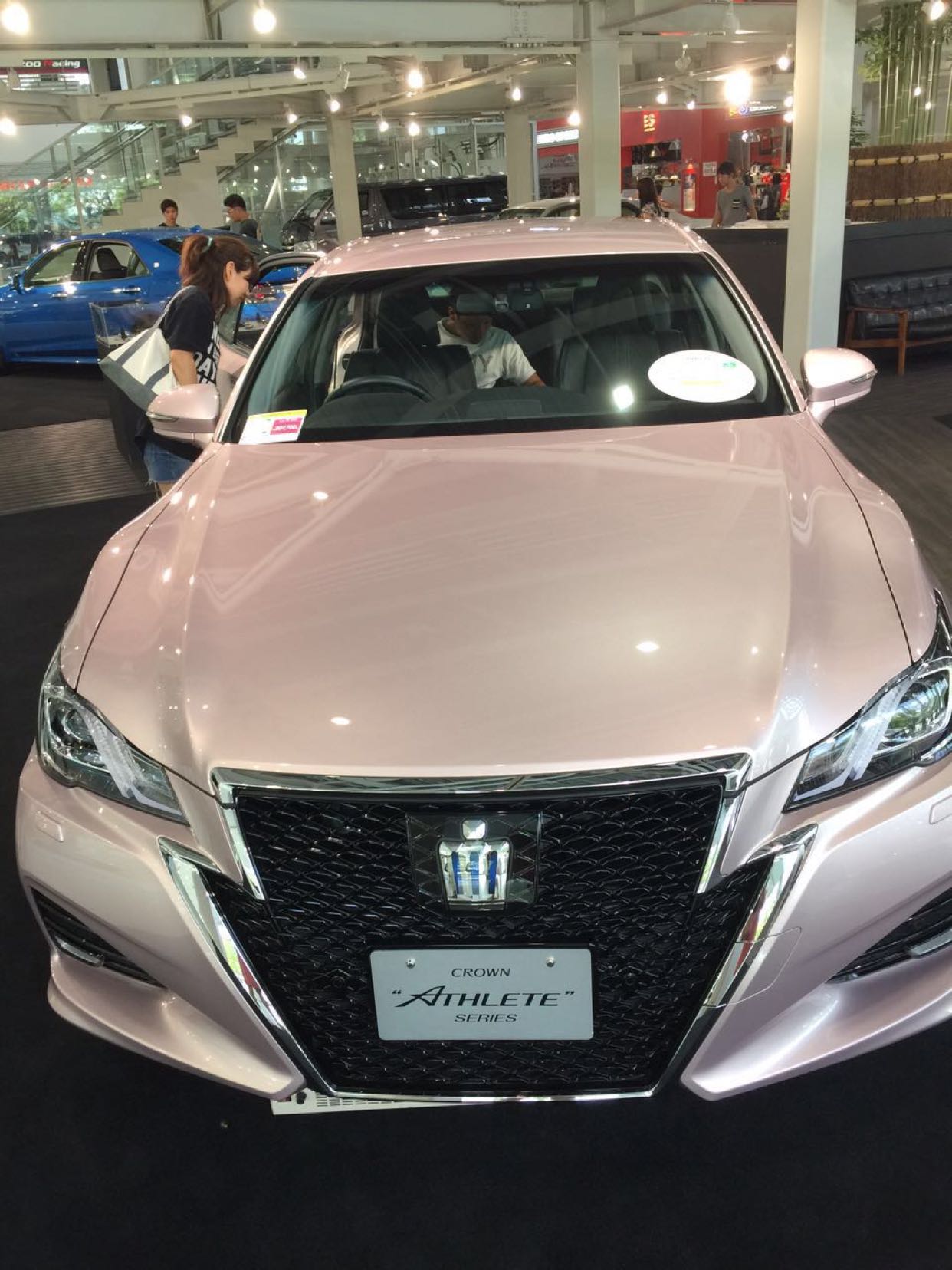 丰田皇冠型号很多很漂亮,可惜在中国只有一个型号,日本