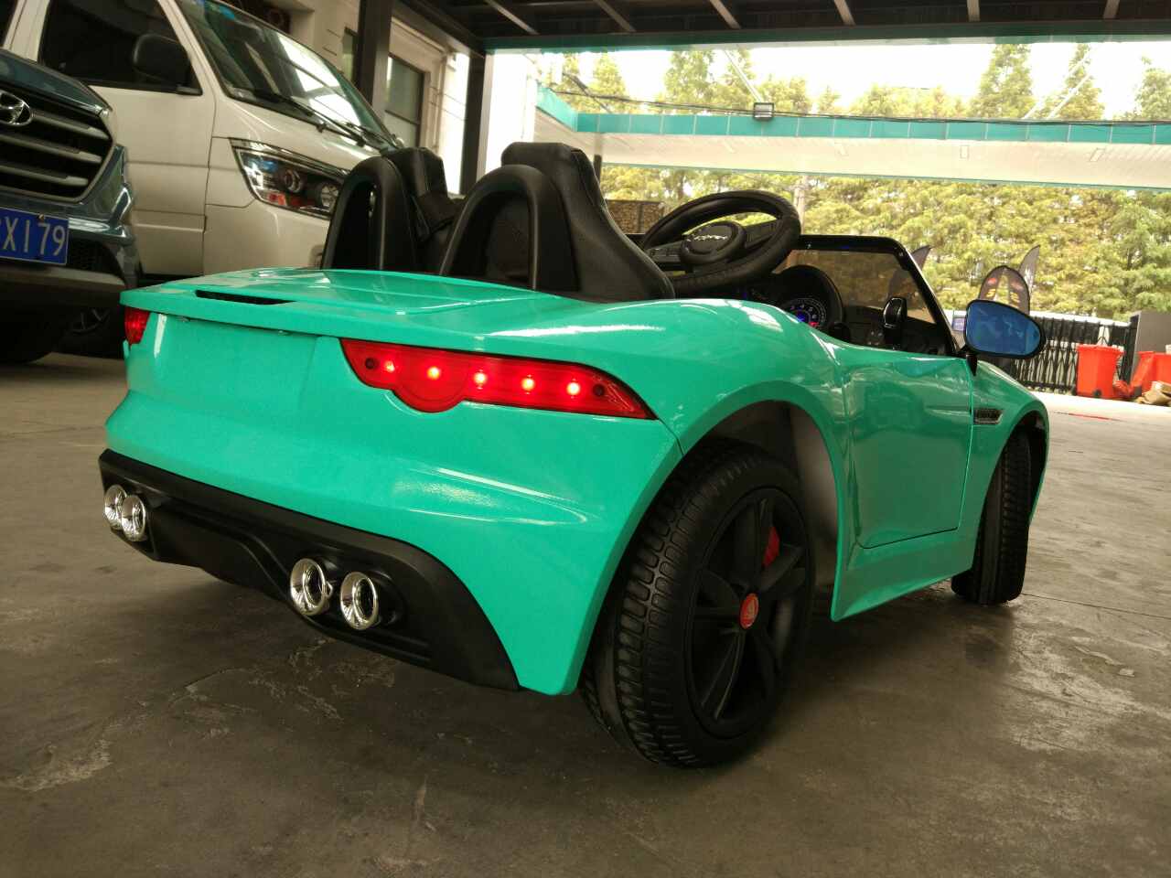 帮儿子的小电动车贴了个tiffany蓝