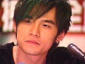 主题:台巴子吹出来的音乐天王周结巴,日韩欧美人当垃圾看!