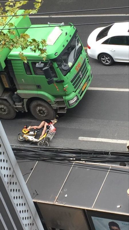 今天上午临平北路靠近四平路土方车压死人了