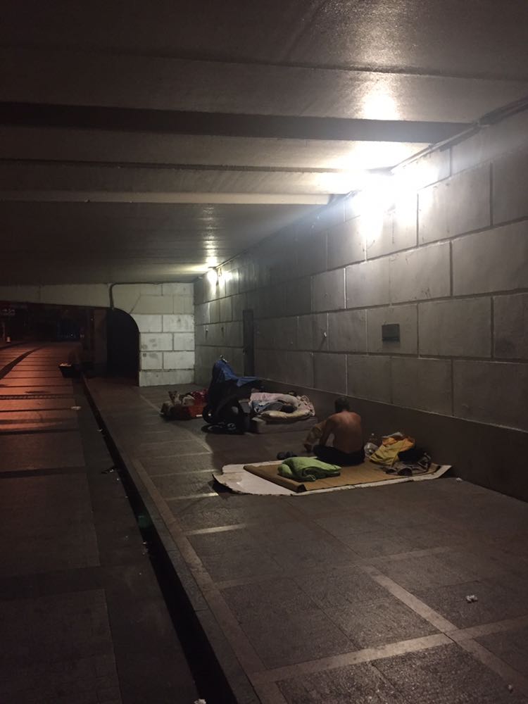 主题:[iphone]册那,桥洞还真有人住.