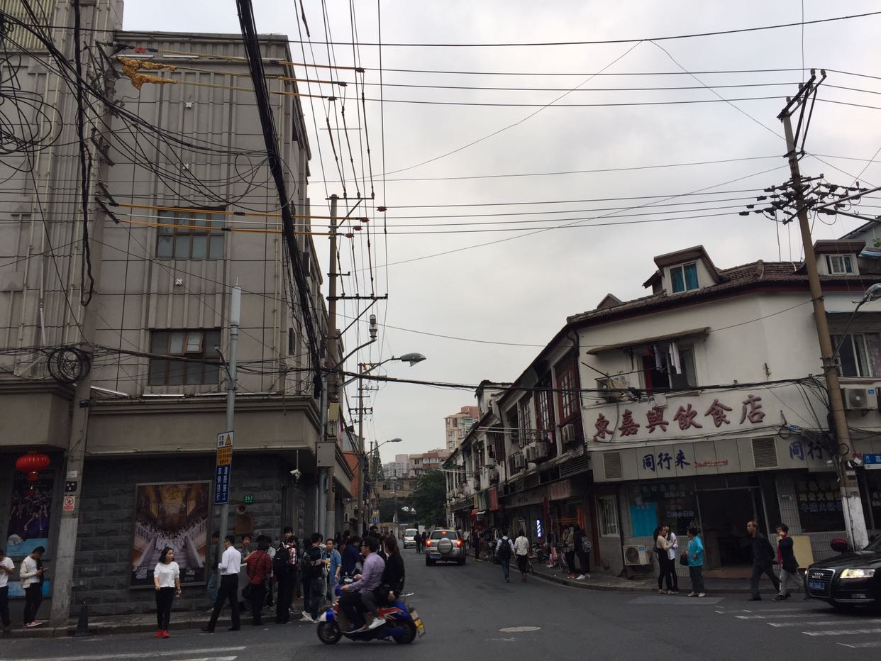 海伦路这种市中心地块为撒搞的像城乡结合部?