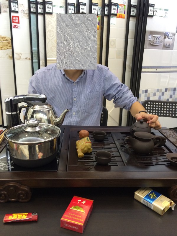 下雨天没生意,跟合伙人一起在店里抽烟喝茶