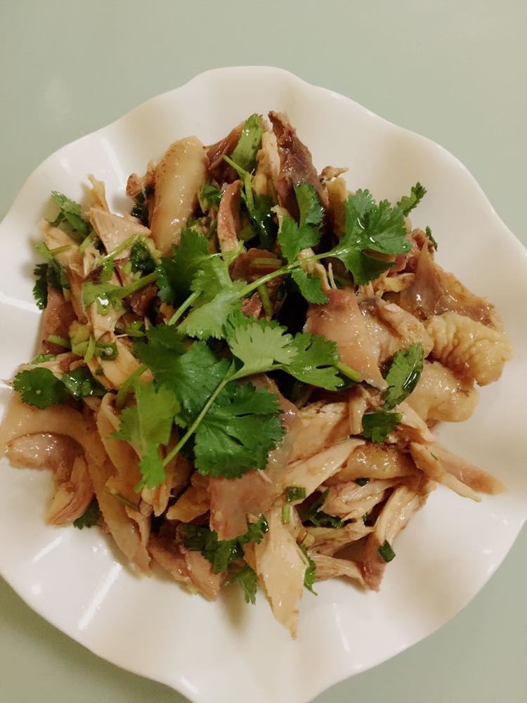 捞出来撕碎,加上香菜,葱,香油,盐,鸡精,糖,蒸鱼豉油拌匀,做成手撕鸡比
