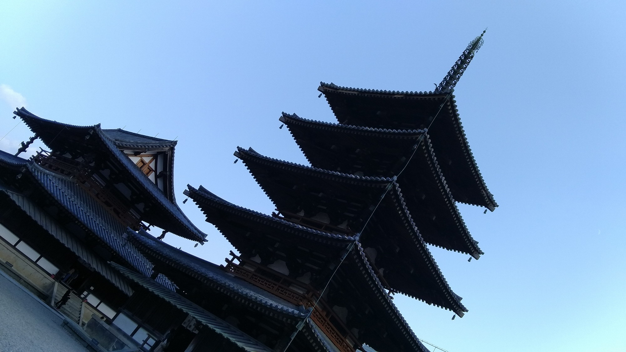 这座五重塔也是法隆寺的标志性建筑.