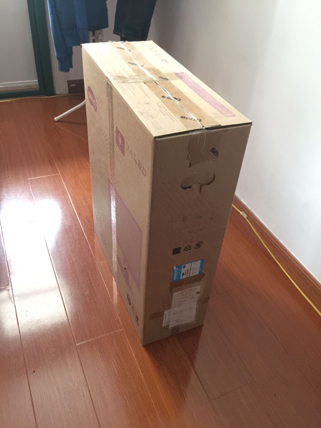 原包装和泡沫都在,快递员来了都不肯收,说一定要打木架,收费100多块.