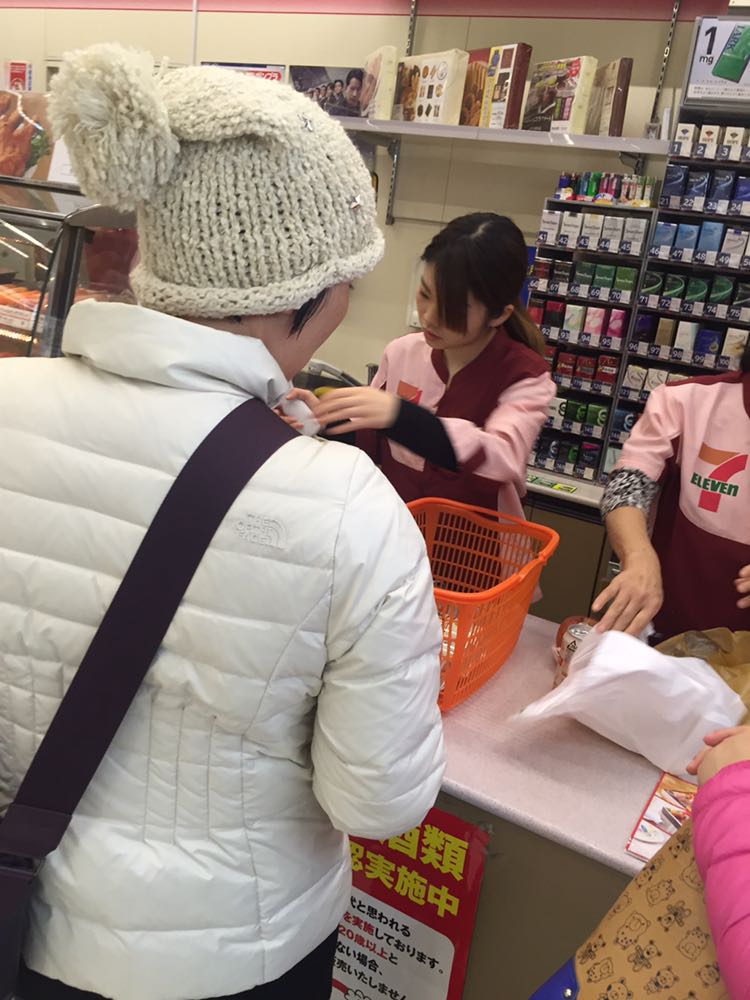 日本便利店的店员也养眼