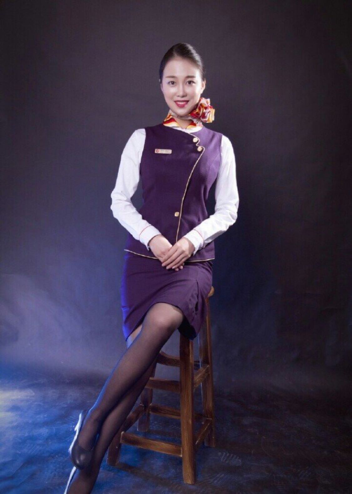 空姐制服的这个手势是什么意思?