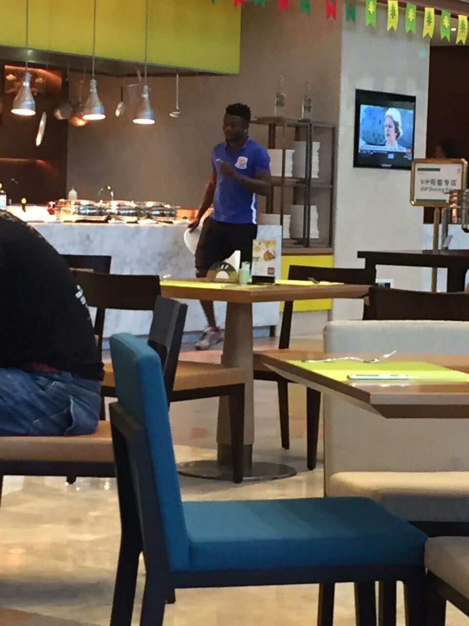 好巧哦.住一个酒店哦.