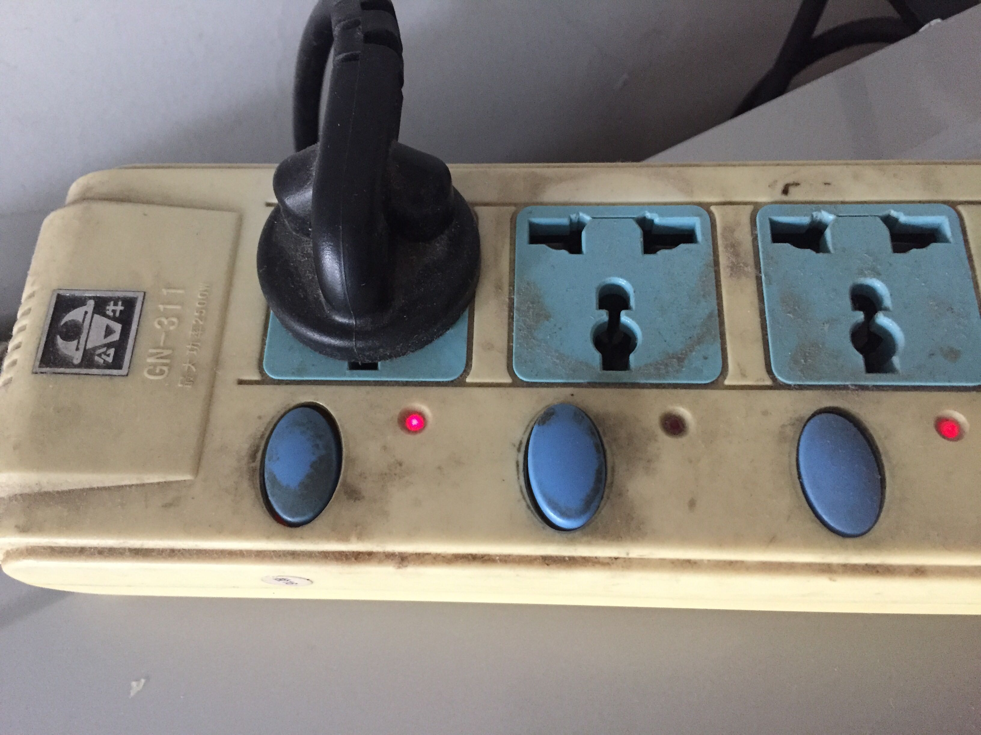 说公牛的,我就呵呵了,才用了三年的插座,塑料完全老化泛黄,你说国货