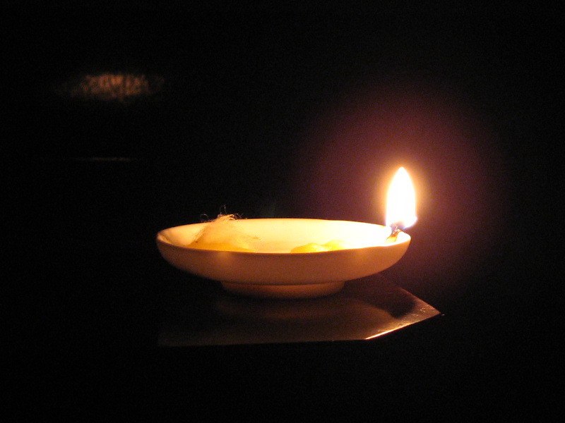 知道油灯有多亮吗? 亮度绝对超乎你们想象~~  比蜡烛亮不止一点点.