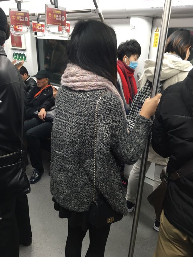 踩我的xs背影,现在地铁空了,依依不舍的和她保持距离了