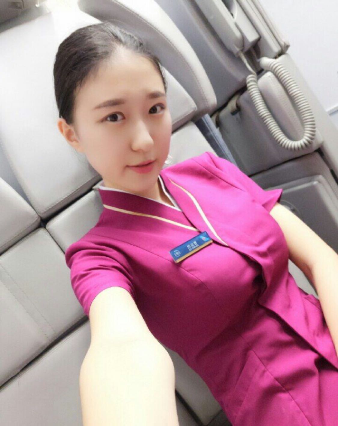 空姐制服的这个手势是什么意思?