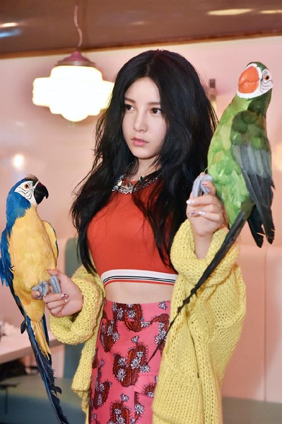 本兮,原名马晓晨 ,1994年6月30日出生于****奎屯,中国内地女歌手.