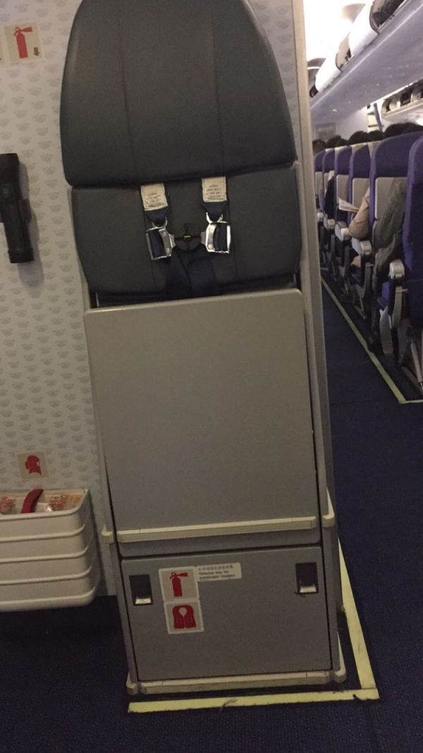 说说你们坐飞机最喜欢的位置