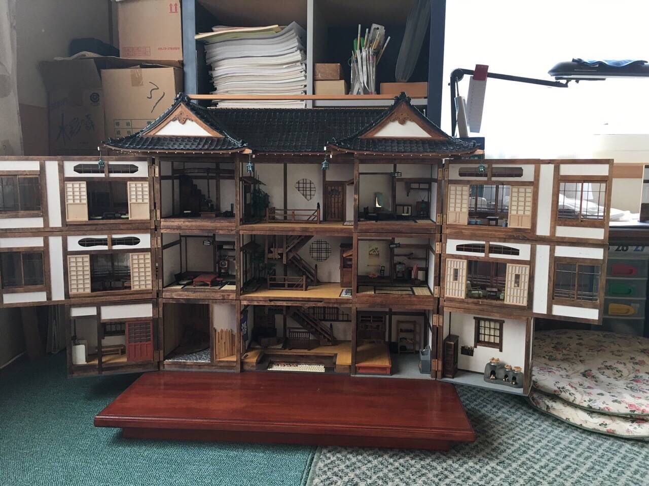 岛国一小姑娘想要个娃娃屋,央求爷爷给做一个