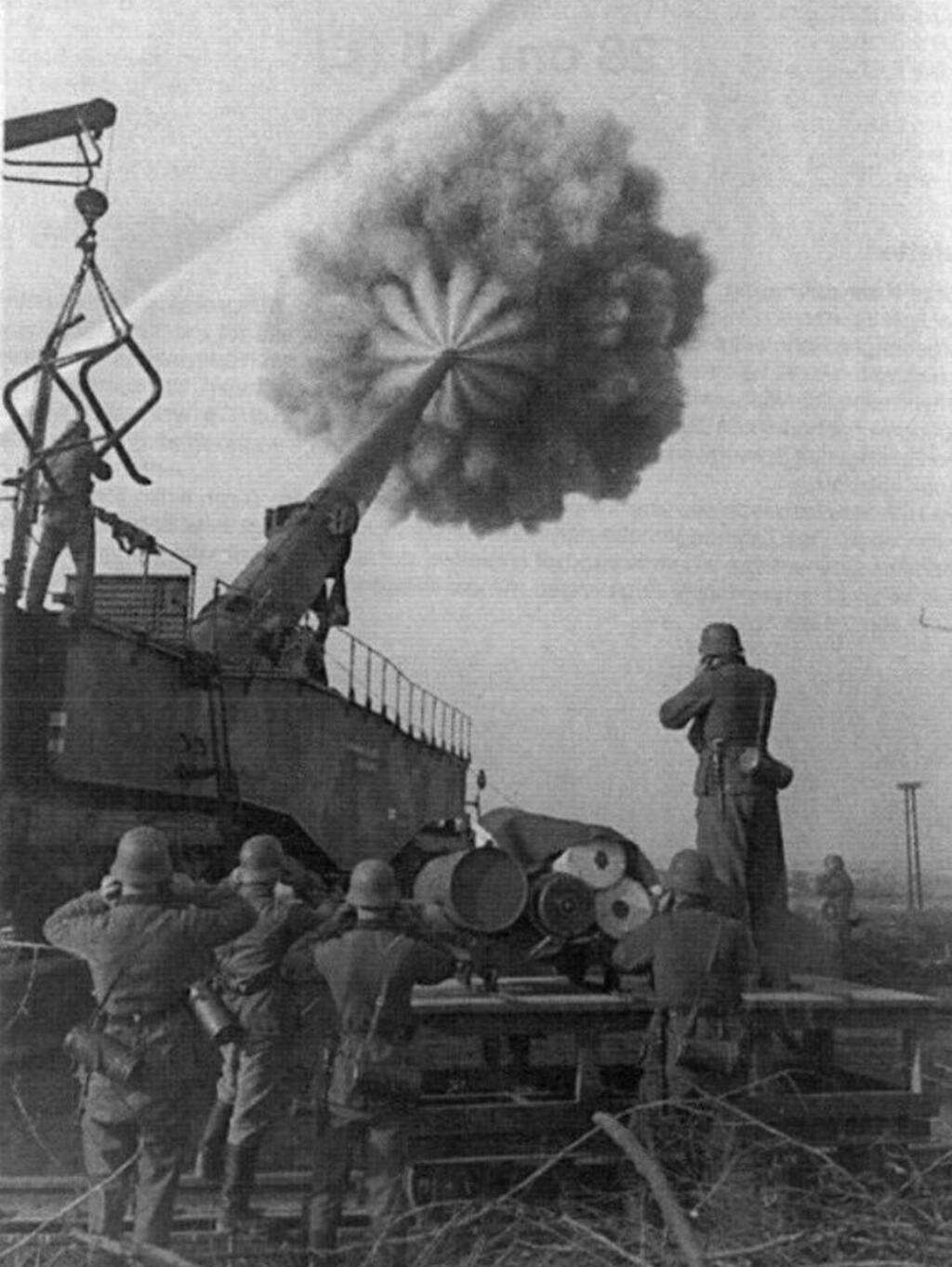 k5型利奥波德列车炮发射瞬间,该炮身管长2154米,全炮长41